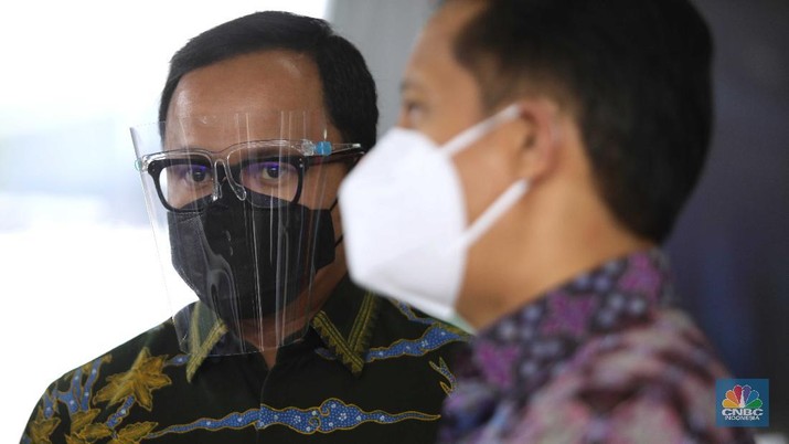 Walikota Bogor Bima Arya memantau vaksinasi di stasiun Bogor, Kamis (17/6/2021). (CNBC Indonesia/Muhammad Sabki) Walikota Bogor Bima Arya memantau vaksinasi di stasiun Bogor, Kamis (17/6/2021). (CNBC Indonesia/Muhammad Sabki)