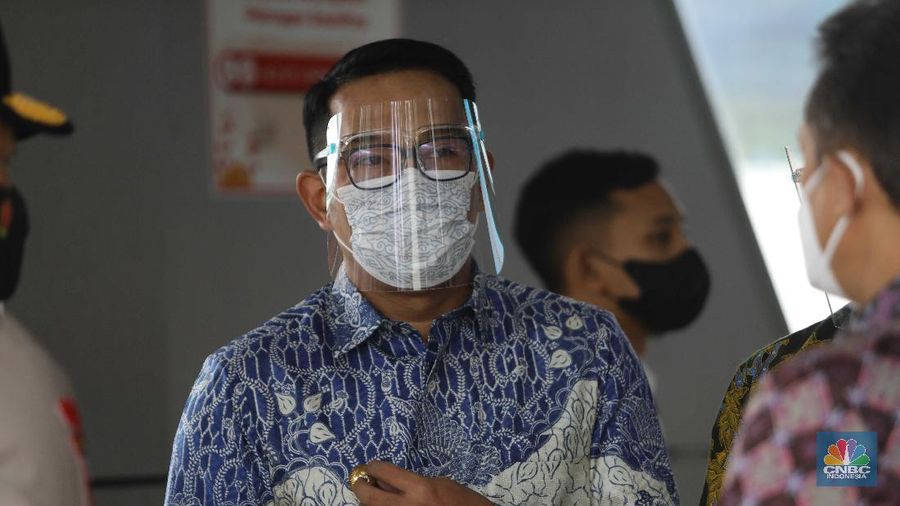 Gubernur Jawa Barat Ridwan Kamil di Stasiun Bogor pantau Vaksinasi pengguna KRL, Kamis (17/6/2021). (CNBC Indonesia/Muhammad Sabki)