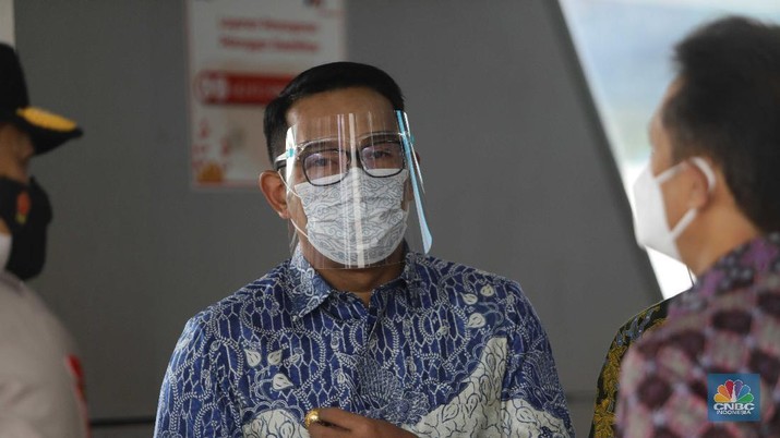 Gubernur Jawa Barat Ridwan Kamil di Stasiun Bogor pantau Vaksinasi pengguna KRL, Kamis (17/6/2021). (CNBC Indonesia/Muhammad Sabki)