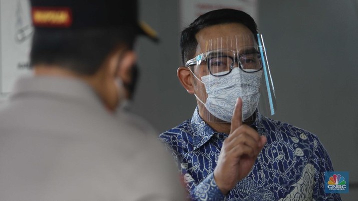 Gubernur Jawa Barat Ridwan Kamil di Stasiun Bogor pantau Vaksinasi pengguna KRL, Kamis (17/6/2021). (CNBC Indonesia/Muhammad Sabki) Gubernur Jawa Barat Ridwan Kamil di Stasiun Bogor pantau Vaksinasi pengguna KRL, Kamis (17/6/2021). (CNBC Indonesia/Muhammad Sabki)