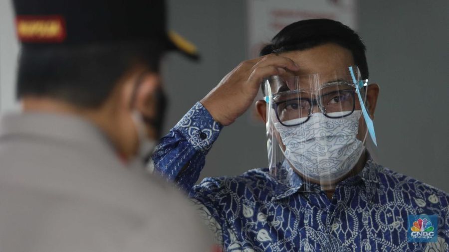 Gubernur Jawa Barat Ridwan Kamil di Stasiun Bogor pantau Vaksinasi pengguna KRL, Kamis (17/6/2021). (²©²ÊÍøÕ¾/Muhammad Sabki)
