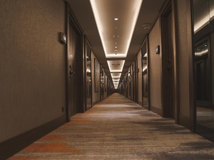 Kamu Tahu, Kalau Koridor Kamar Hotel Harus Selalu Sunyi?