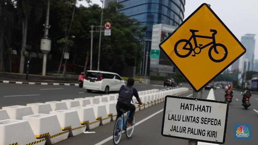 Ilustrasi mobil sekolah menjemput pasien Covid di Jakarta. (CNBC Indonesia/Muhammad Sabki)