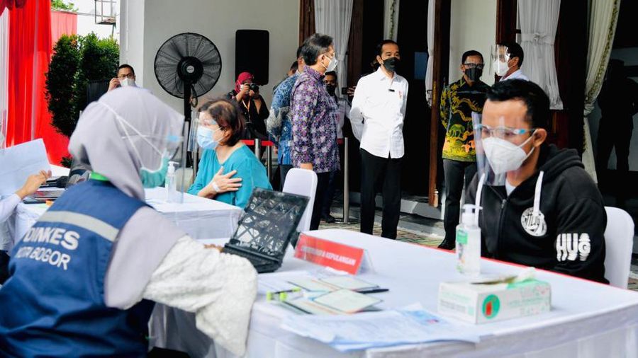 Jokowi meninjau vaksinasi Covid-19 di Stasiun Bogor. (Dok: Biro Pers Sekretariat Presiden)