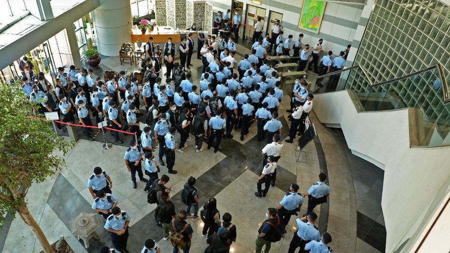 Kepolisian Hong Kong melakukan penyerbuan ke kantor surat kabar Apple Daily, Kamis (17/6)/2021). (AP/Kin Cheung)