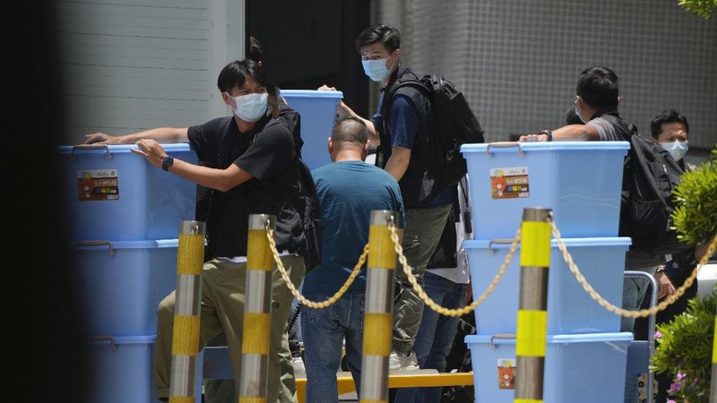 Kepolisian Hong Kong melakukan penyerbuan ke kantor surat kabar Apple Daily, Kamis (17/6)/2021). (AP/Kin Cheung)