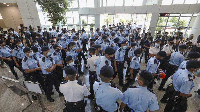 Kepolisian Hong Kong melakukan penyerbuan ke kantor surat kabar Apple Daily, Kamis (17/6)/2021). (AP/Kin Cheung)