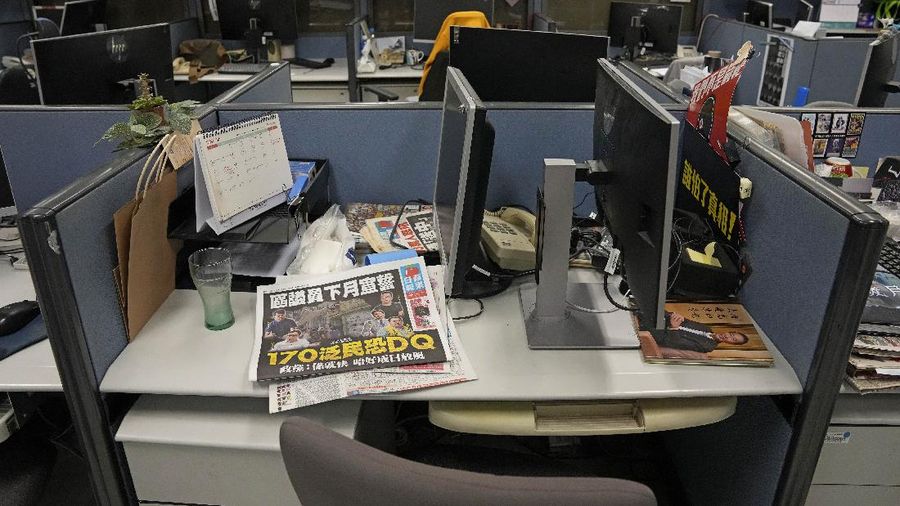 Kepolisian Hong Kong melakukan penyerbuan ke kantor surat kabar Apple Daily, Kamis (17/6)/2021). (AP/Kin Cheung)