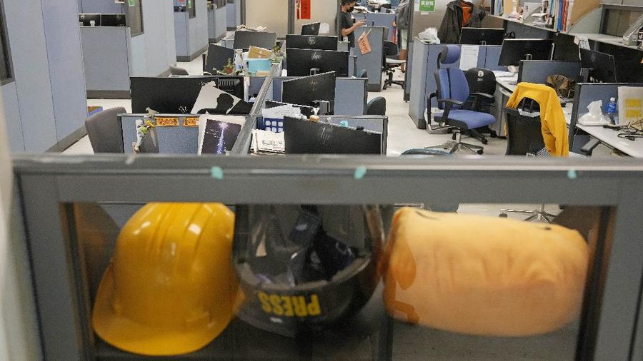 Kepolisian Hong Kong melakukan penyerbuan ke kantor surat kabar Apple Daily, Kamis (17/6)/2021). (AP/Kin Cheung)