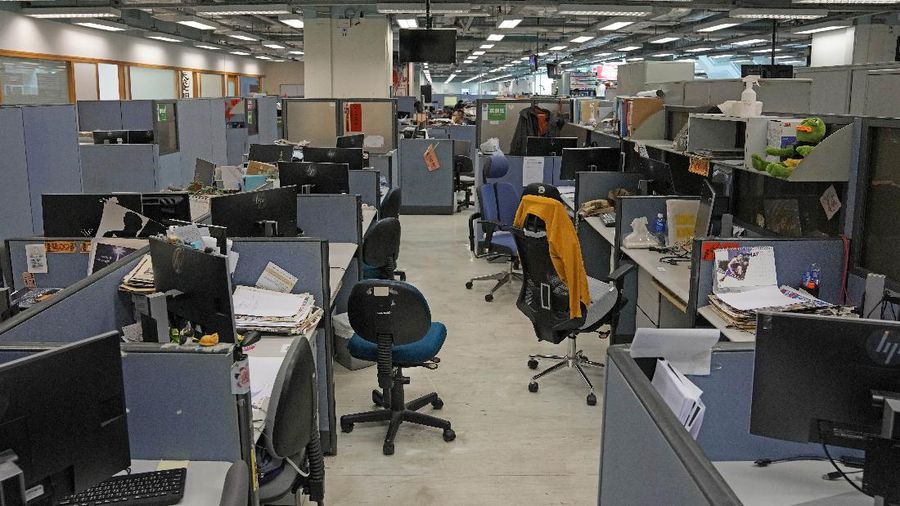 Kepolisian Hong Kong melakukan penyerbuan ke kantor surat kabar Apple Daily, Kamis (17/6)/2021). (AP/Kin Cheung)