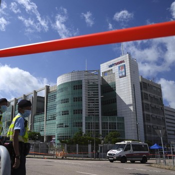 Hong Kong Panas, Kantor Berita Apple Daily Digerebek Polisi