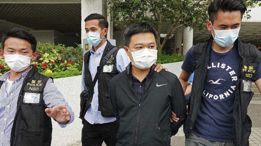 Kepolisian Hong Kong melakukan penyerbuan ke kantor surat kabar Apple Daily, Kamis (17/6)/2021). (AP/Kin Cheung)