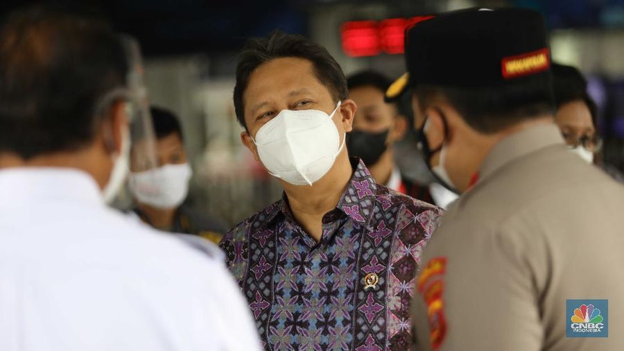 Menteri Kesehatan Budi Gunadi Sadikin di Stasiun Bogor. (CNBC Indonesia/Muhammaad Sabki)