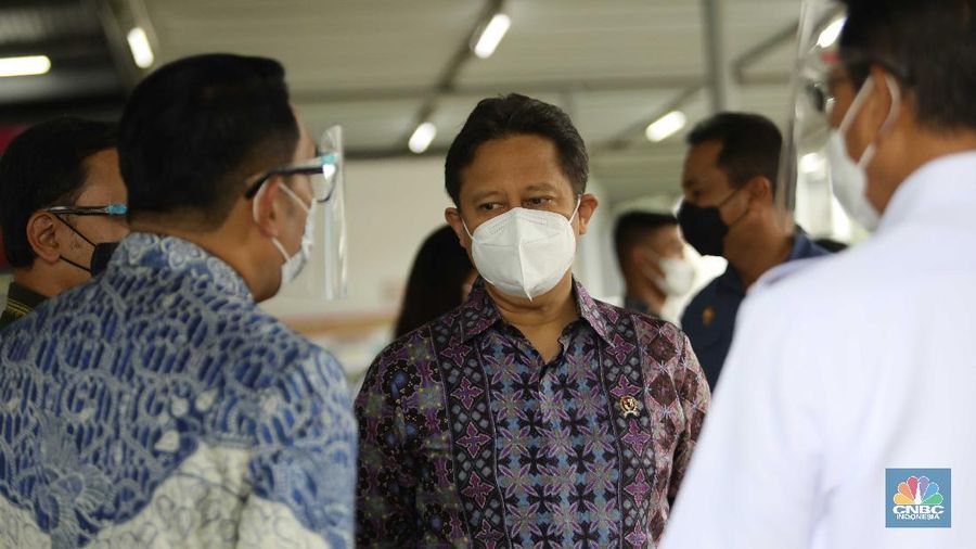 Menteri Kesehatan Budi Gunadi Sadikin di Stasiun Bogor. (CNBC Indonesia/Muhammaad Sabki)