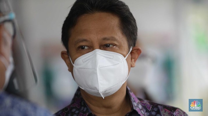 Menteri Kesehatan Budi Gunadi Sadikin di Stasiun Bogor. (CNBC Indonesia/Muhammaad Sabki)