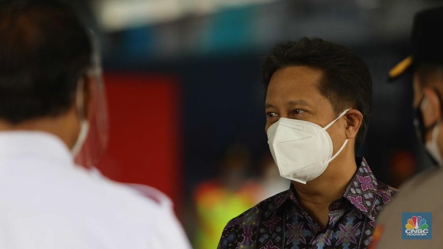 Menteri Kesehatan Budi Gunadi Sadikin di Stasiun Bogor. (CNBC Indonesia/Muhammaad Sabki)