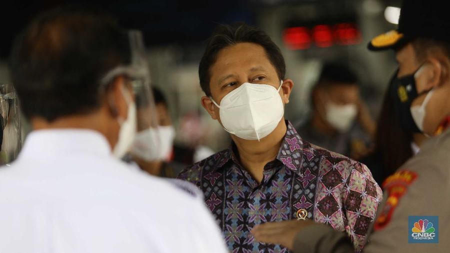 Menteri Kesehatan Budi Gunadi Sadikin di Stasiun Bogor. (CNBC Indonesia/Muhammaad Sabki)