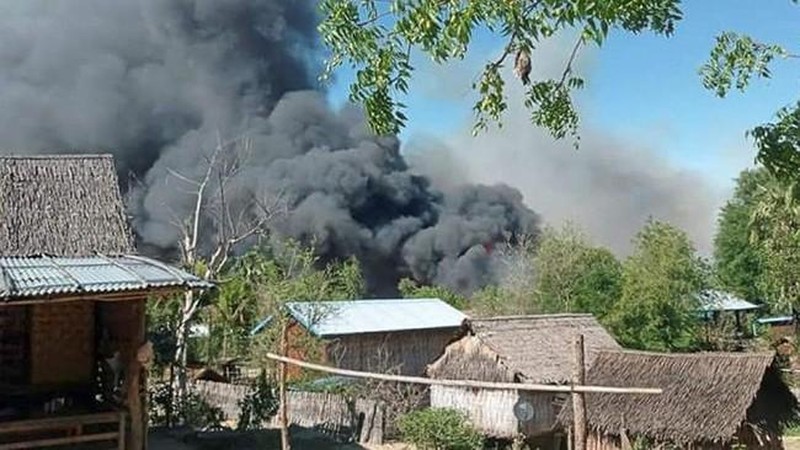 Pasukan penguasa militer atau junta Myanmar diduga membakar desa di wilayah tengah negara tersebut setelah bentrok dengan milisi oposisi, Selasa (15/6/2021). (AP/via media sosial)