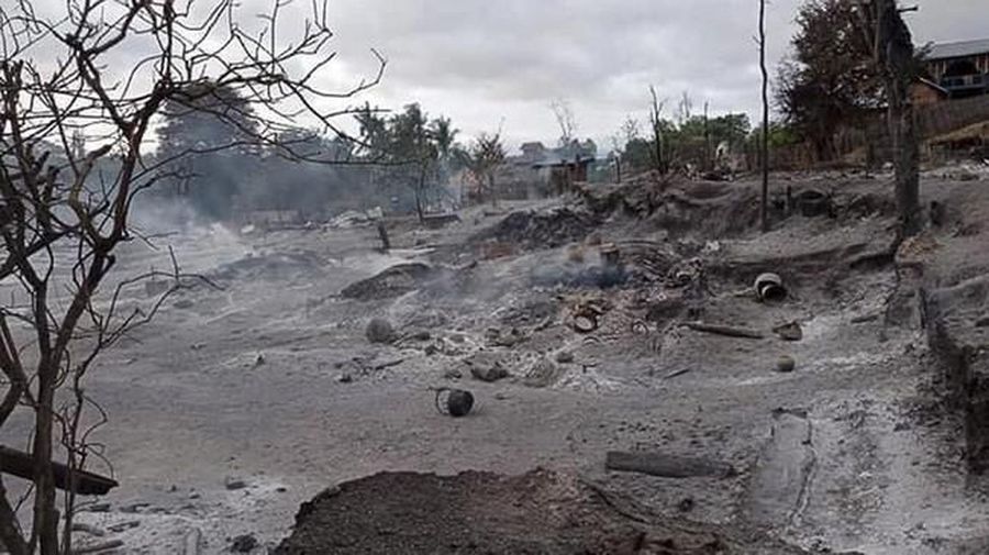 Pasukan penguasa militer atau junta Myanmar diduga membakar desa di wilayah tengah negara tersebut setelah bentrok dengan milisi oposisi, Selasa (15/6/2021). (AP/via media sosial)
