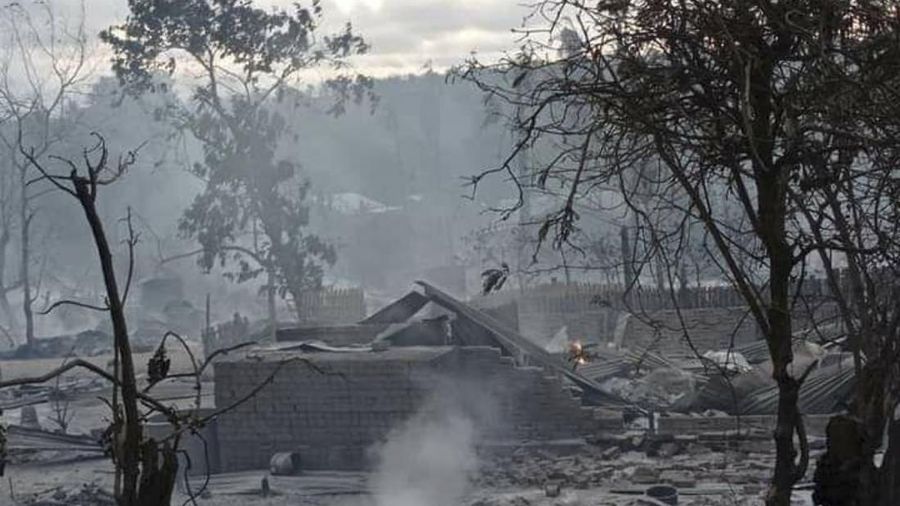Pasukan penguasa militer atau junta Myanmar diduga membakar desa di wilayah tengah negara tersebut setelah bentrok dengan milisi oposisi, Selasa (15/6/2021). (AP/via media sosial)