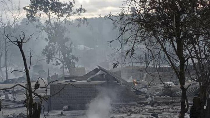 Pasukan penguasa militer atau junta Myanmar diduga membakar desa di wilayah tengah negara tersebut setelah bentrok dengan milisi oposisi, Selasa (15/6/2021). (AP/via media sosial)
