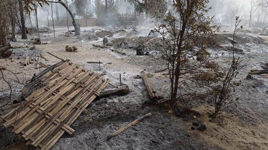 Pasukan penguasa militer atau junta Myanmar diduga membakar desa di wilayah tengah negara tersebut setelah bentrok dengan milisi oposisi, Selasa (15/6/2021). (AP/via media sosial)