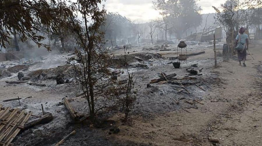 Pasukan penguasa militer atau junta Myanmar diduga membakar desa di wilayah tengah negara tersebut setelah bentrok dengan milisi oposisi, Selasa (15/6/2021). (AP/via media sosial)