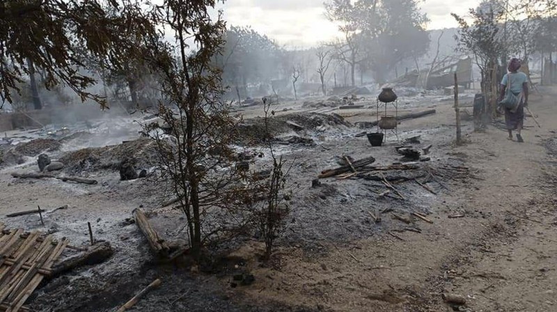 Pasukan penguasa militer atau junta Myanmar diduga membakar desa di wilayah tengah negara tersebut setelah bentrok dengan milisi oposisi, Selasa (15/6/2021). (AP/via media sosial)