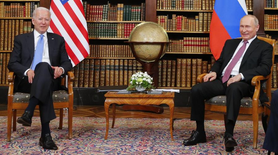 Presiden Amerika Serikat (AS) Joe Biden dan Presiden Rusia Vladimir Putin bertemu di Jenewa, Swiss, Rabu (16/6/2021) waktu setempat. (AP/Denis Balibouse_