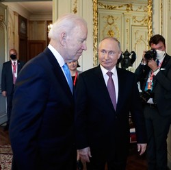 Perang Ukraina Minggir Dulu, Soal Ini AS & Rusia Pilih Damai