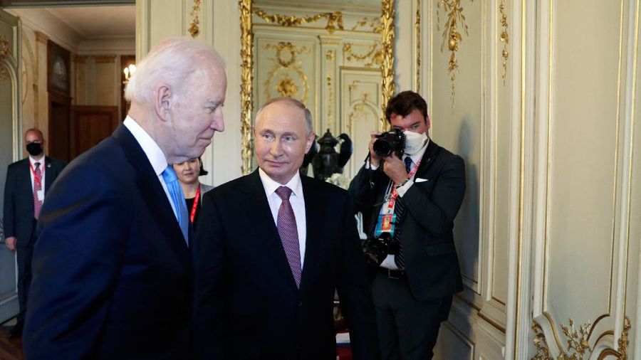 Presiden Amerika Serikat (AS) Joe Biden dan Presiden Rusia Vladimir Putin bertemu di Jenewa, Swiss, Rabu (16/6/2021) waktu setempat. (AP/Mikhail Metzel)