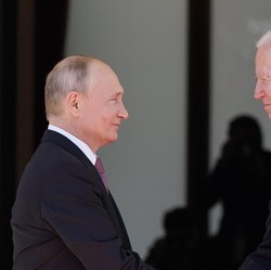 AS Lumpuhkan Rusia, Biden Lempar 500 'Bom' ke Arah Putin