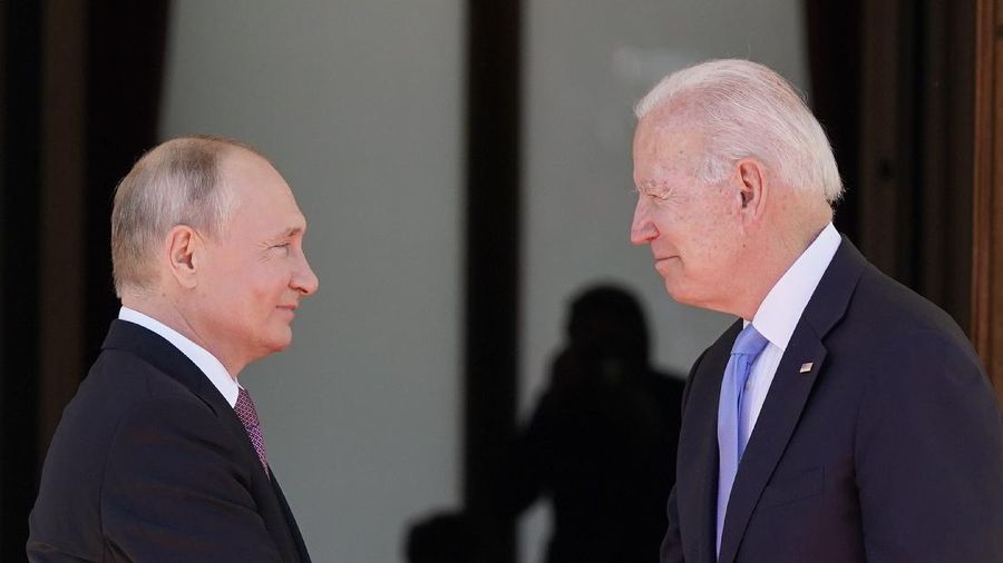 Presiden Amerika Serikat (AS) Joe Biden dan Presiden Rusia Vladimir Putin bertemu di Jenewa, Swiss, Rabu (16/6/2021) waktu setempat. (AP/Patrick Semansky)