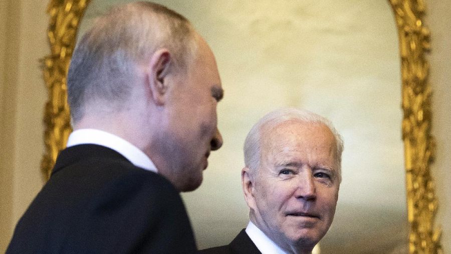 Presiden Amerika Serikat (AS) Joe Biden dan Presiden Rusia Vladimir Putin bertemu di Jenewa, Swiss, Rabu (16/6/2021) waktu setempat. (AP/Peter Klaunzer)