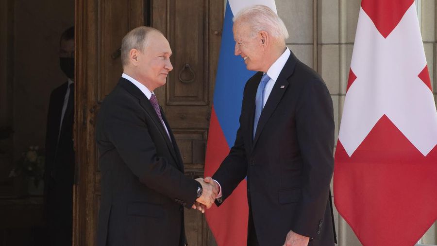 Presiden Amerika Serikat (AS) Joe Biden dan Presiden Rusia Vladimir Putin bertemu di Jenewa, Swiss, Rabu (16/6/2021) waktu setempat. (AP/Saul Loeb)