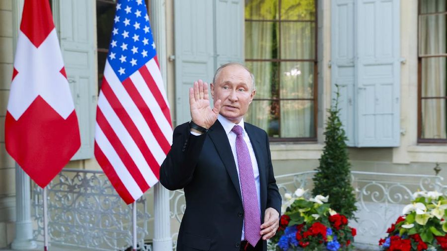 Presiden Rusia Vladimir Putin melambai saat dia pergi setelah KTT AS-Rusia di Villa La Grange di Jenewa, Swiss, Rabu (16/62021). (AP/Denis Balibouse)