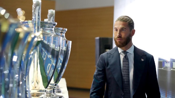 Sergio Ramos Sergio Ramos menatap trofi Liga Champions milik Real Madrid.