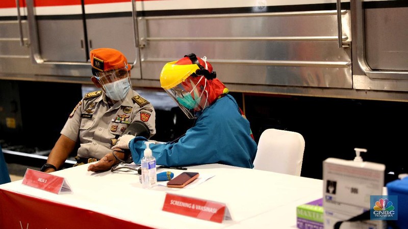 Vaksinasi di Stasiun Bogor, Kamis (17/6/2021). (CNBC Indonesia/Muhammad Sabki)