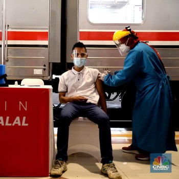 Gaya Jokowi Cek Vaksinasi Penumpang KRL di Stasiun Bogor