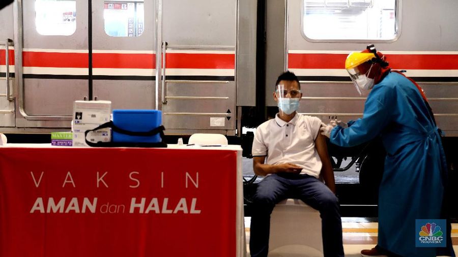 Vaksinasi di Stasiun Bogor, Kamis (17/6/2021). (CNBC Indonesia/Muhammad Sabki)