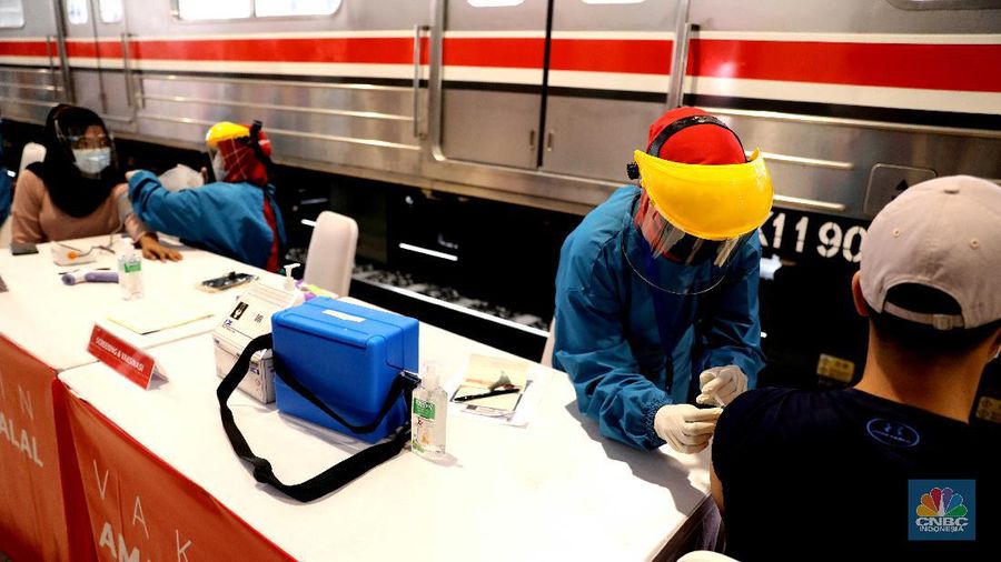 Vaksinasi di Stasiun Bogor, Kamis (17/6/2021). (CNBC Indonesia/Muhammad Sabki)