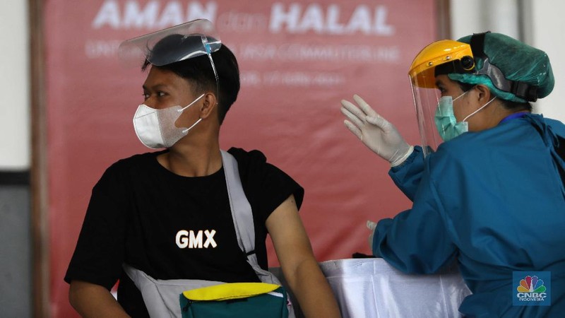 Vaksinasi di Stasiun Bogor, Kamis (17/6/2021). (CNBC Indonesia/Muhammad Sabki)