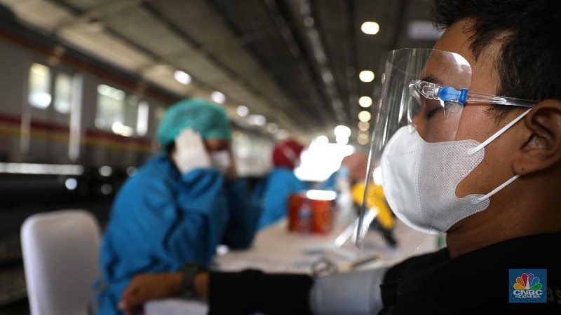 Vaksinasi di Stasiun Bogor, Kamis (17/6/2021). (CNBC Indonesia/Muhammad Sabki)