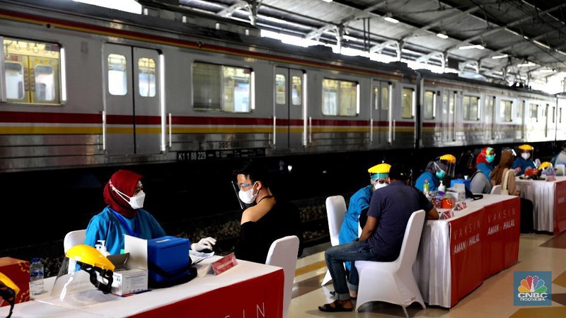 Vaksinasi di Stasiun Bogor, Kamis (17/6/2021). (CNBC Indonesia/Muhammad Sabki)