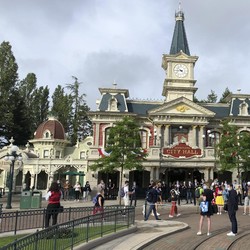 Pengunjung Disneyland Shanghai Dikurung Ramai-Ramai, Kenapa?