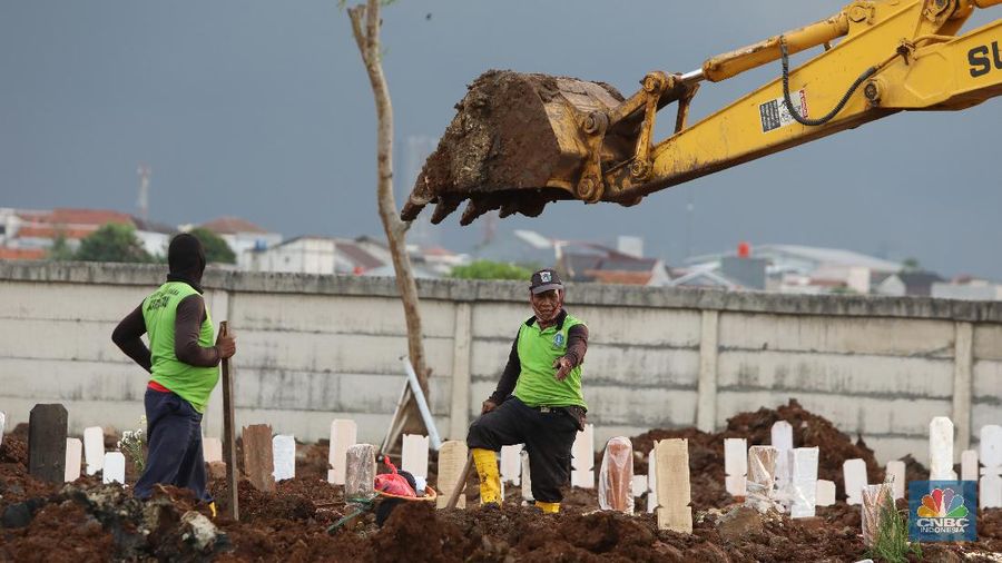 Pemakaman Covid-19 di TPU Rorotan, Cilincing, Jakarta Utara, Jumat (18/6/21). (CNBC Indonesia/Andrean Kristianto)