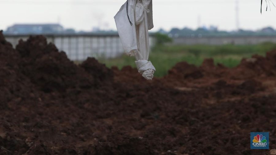Pemakaman Covid-19 di TPU Rorotan, Cilincing, Jakarta Utara, Jumat (18/6/21). (CNBC Indonesia/Andrean Kristianto)