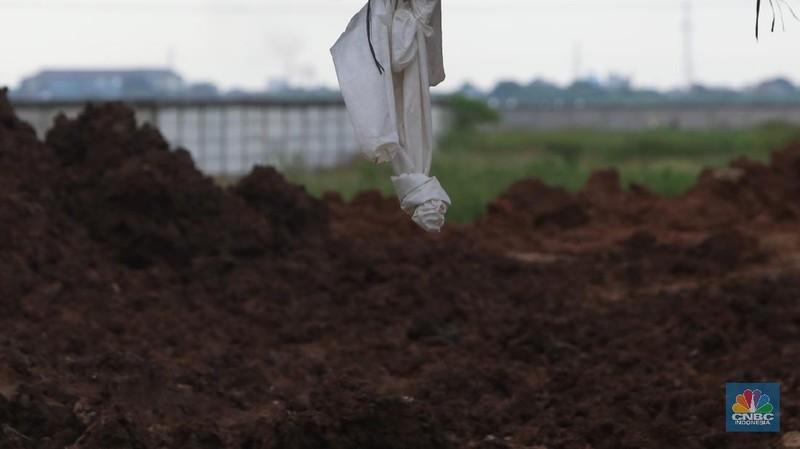 Pemakaman Covid-19 di TPU Rorotan, Cilincing, Jakarta Utara, Jumat (18/6/21). (CNBC Indonesia/Andrean Kristianto)