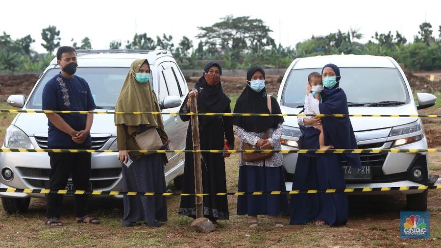 Pemakaman Covid-19 di TPU Rorotan, Cilincing, Jakarta Utara, Jumat (18/6/21). (CNBC Indonesia/Andrean Kristianto)