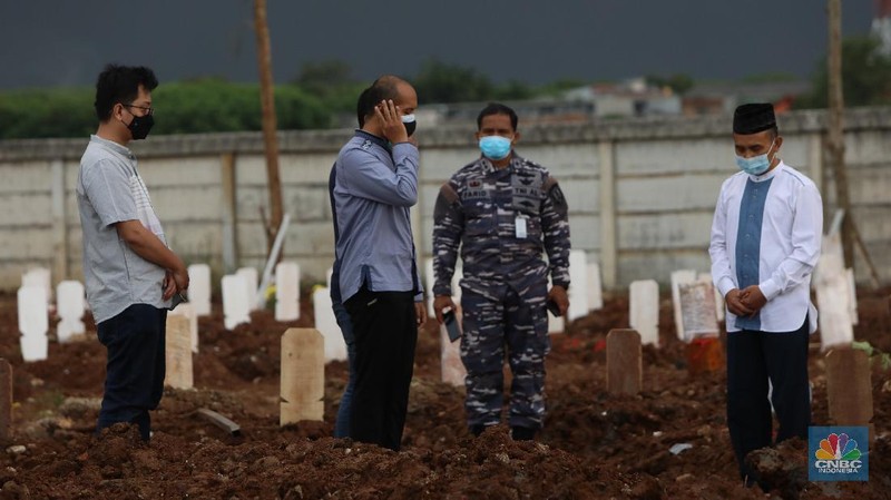 Pemakaman Covid-19 di TPU Rorotan, Cilincing, Jakarta Utara, Jumat (18/6/21). (CNBC Indonesia/Andrean Kristianto)